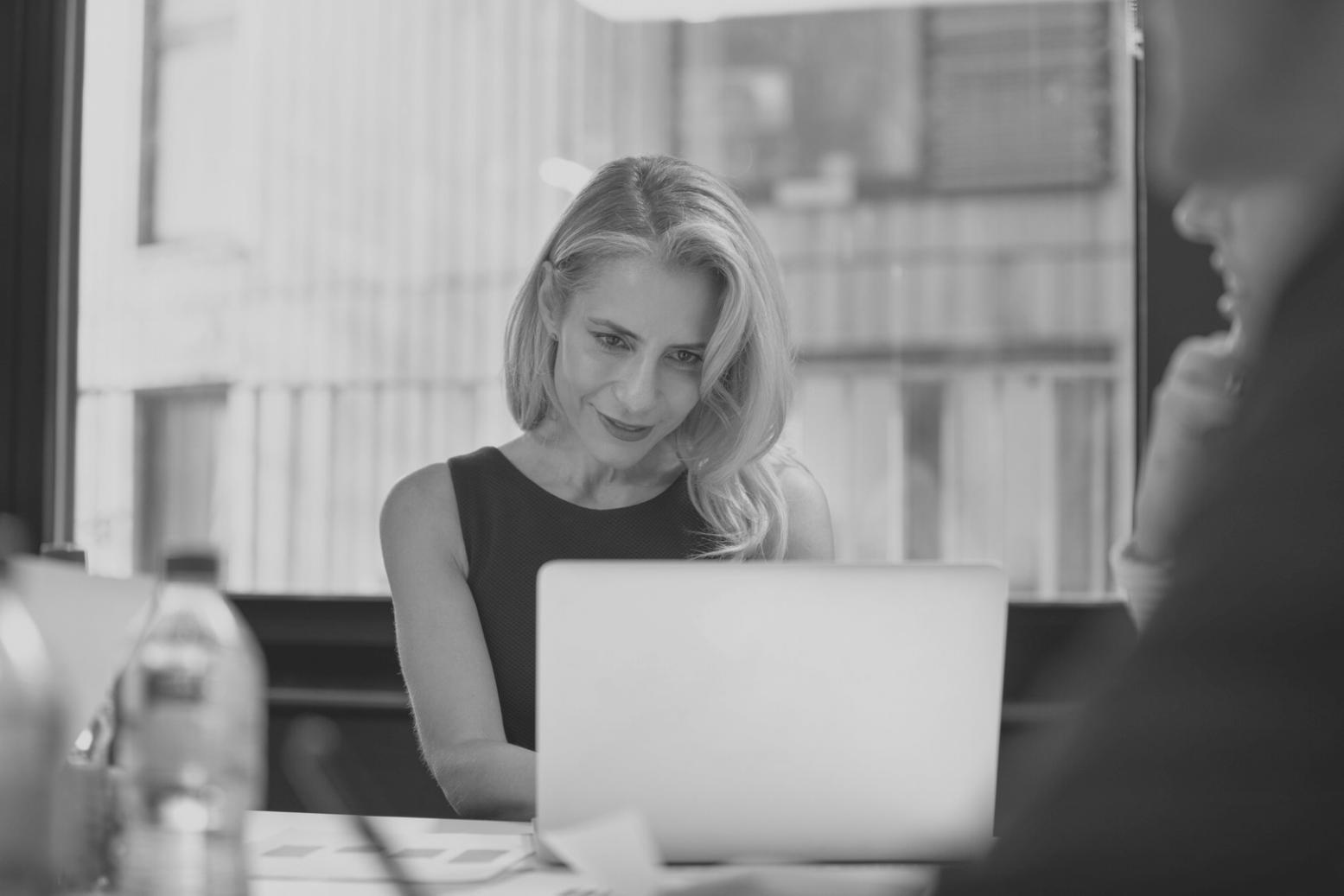 Modern financial planning session using digital tools and collaborative learning methods